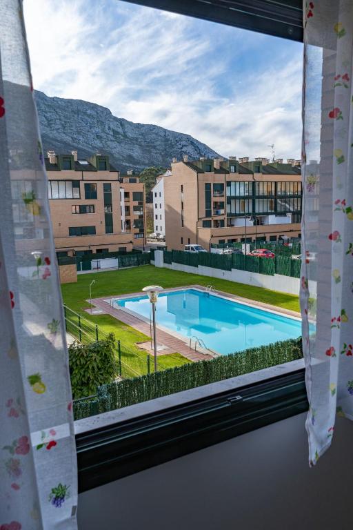 Bazén v ubytování La Xalda, apartamento con piscina a 10 km de Llanes VUT-687-AS nebo v jeho okolí