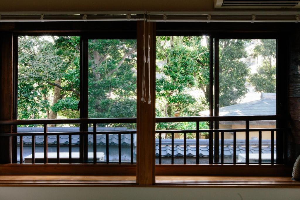 ein Fenster mit Blick auf eine Straße im Freien in der Unterkunft Nagasaki - House / Vacation STAY 70083 in Nagasaki