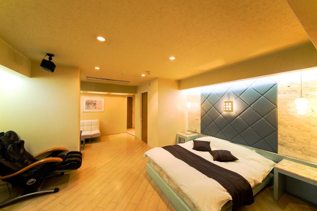 a bedroom with a bed and a desk and a chair at Osaka - Hotel / Vacation STAY 70068 in Osaka