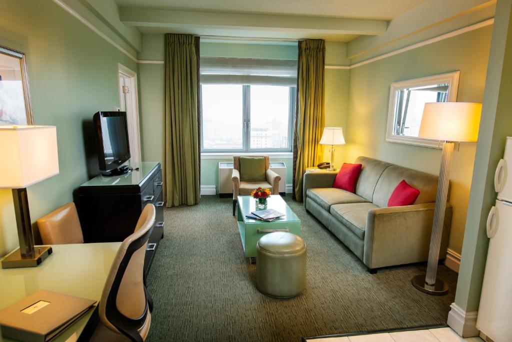 TV a/nebo společenská místnost v ubytování Hotel Beacon