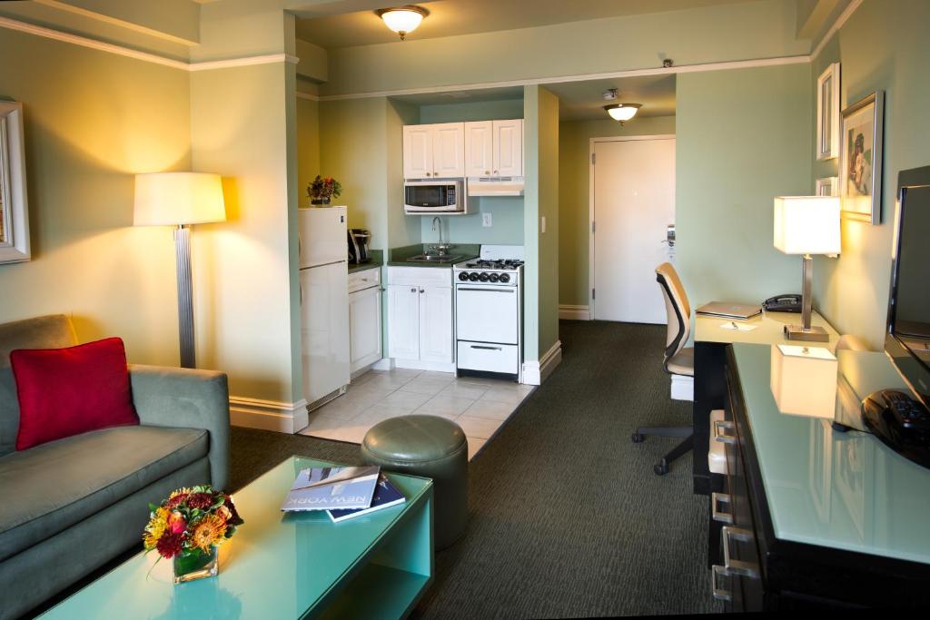 Kuchyň nebo kuchyňský kout v ubytování Hotel Beacon