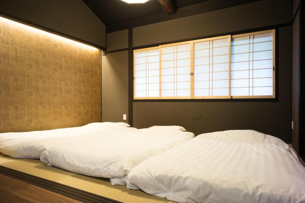 two white beds in a room with a window at Reikaku Yasaka / Vacation STAY 70326 in Kyoto