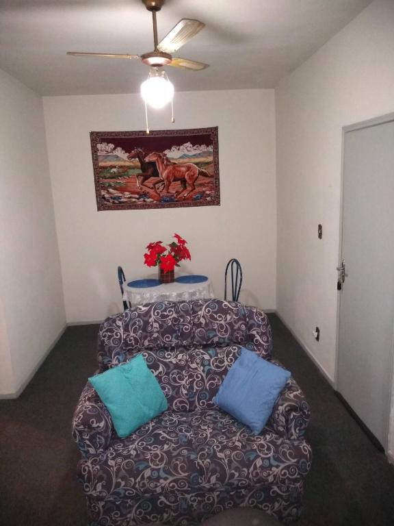 a living room with two couches and a ceiling fan at Campo Grande Pousar ou morar in Rio de Janeiro