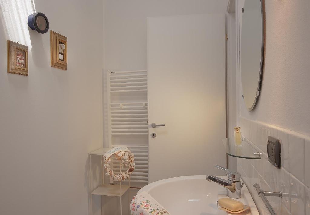 A bathroom at Maestrale 2