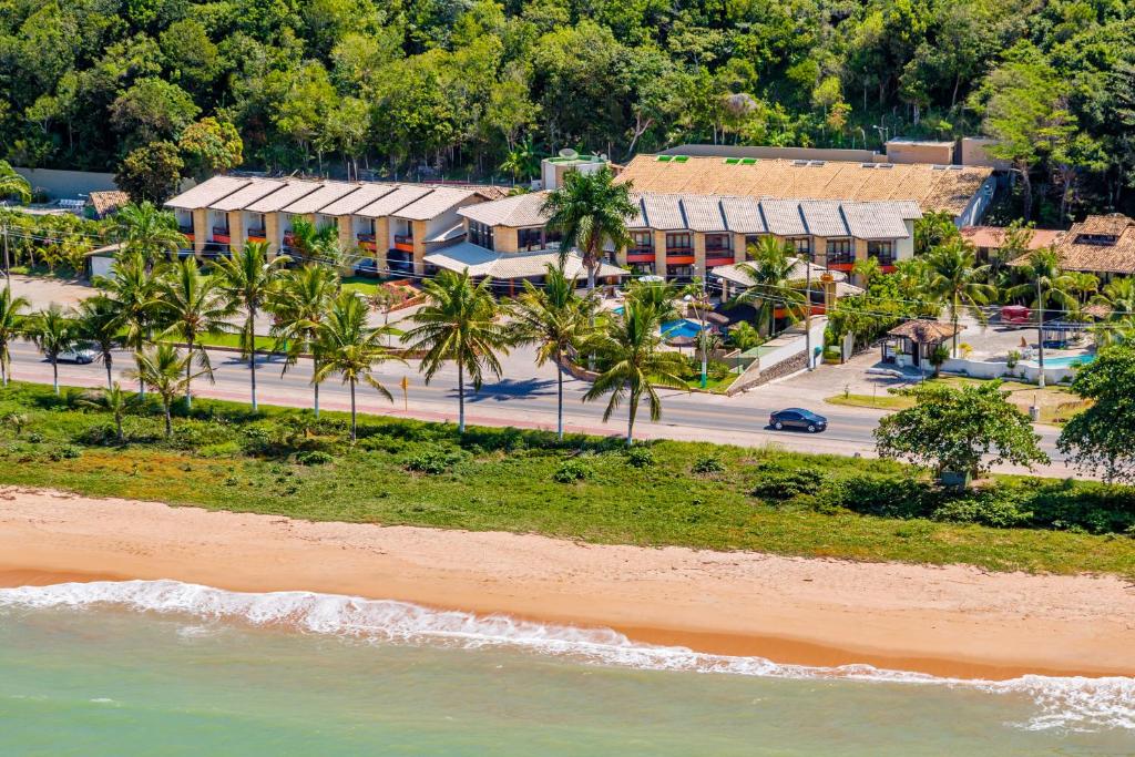 vista aerea su un resort e sulla spiaggia di Quinta do Sol Praia Hotel a Porto Seguro