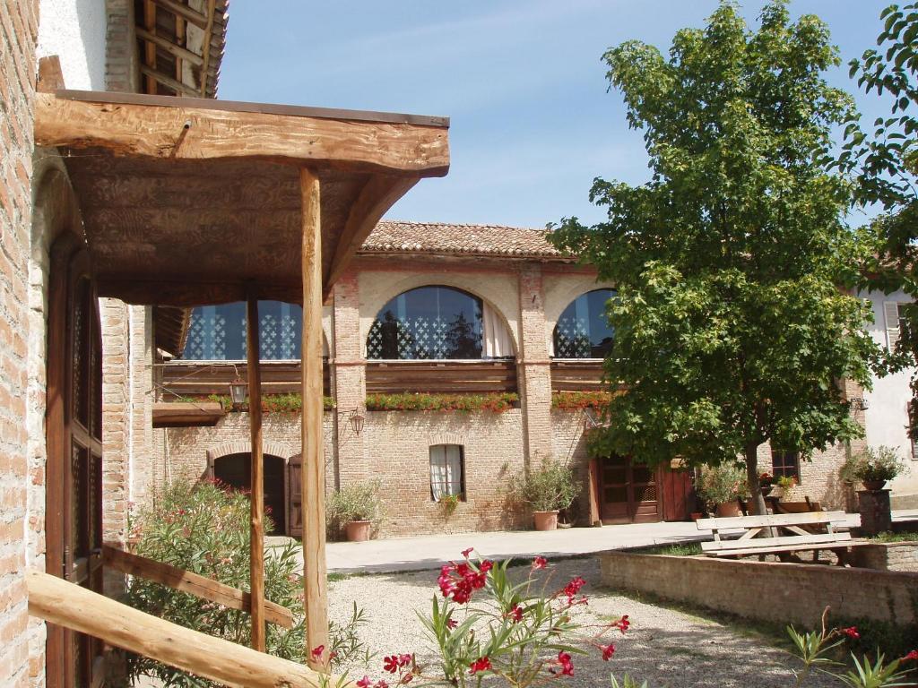 an external view of a building with windows and flowers at Agriturismo Torrazzetta in Casteggio