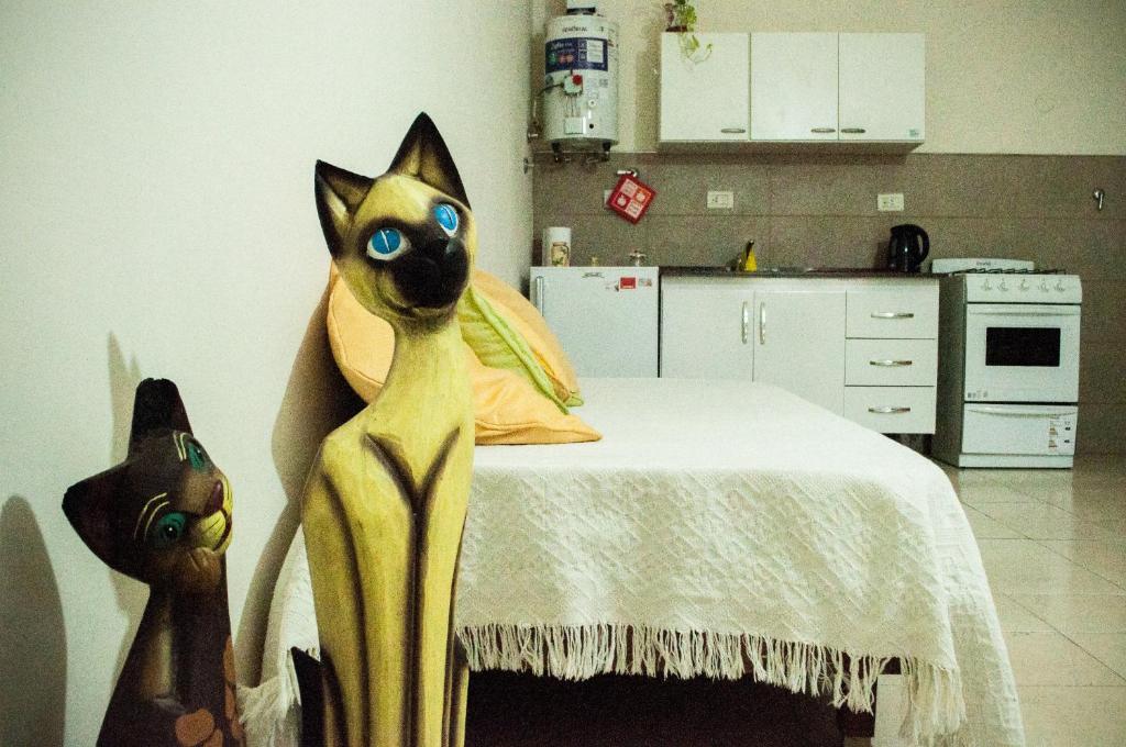 a cat statue standing next to a bed in a kitchen at CÓMODO DEPARTAMENTO EN ZONA CÉNTRICA in Rafaela