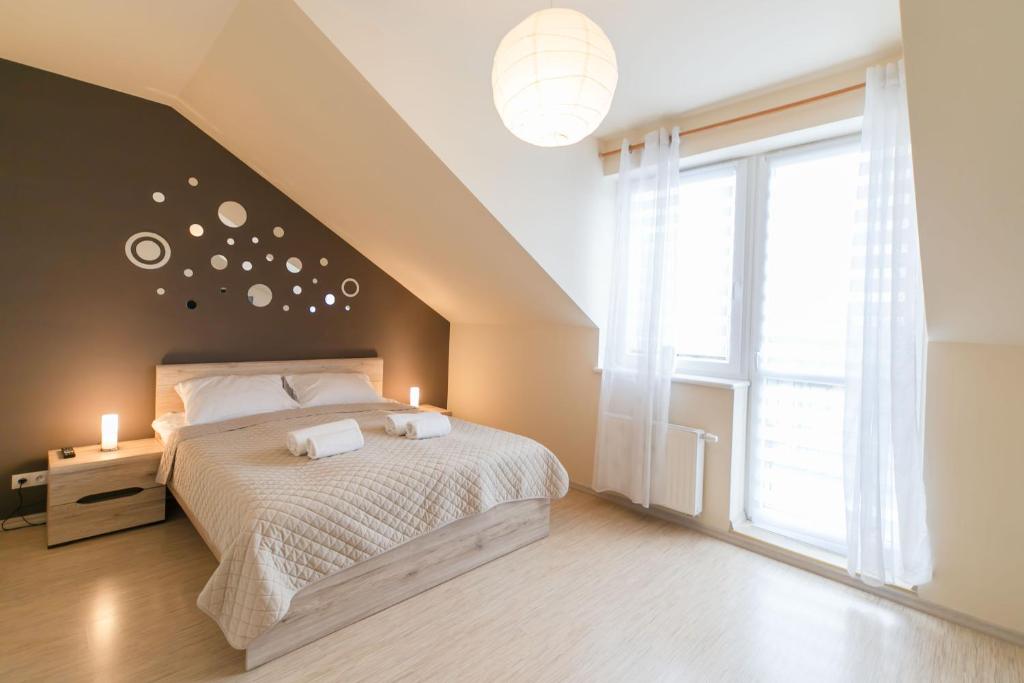 Posteľ alebo postele v izbe v ubytovaní Apartament Perłowy z balkonem- Dream Apart