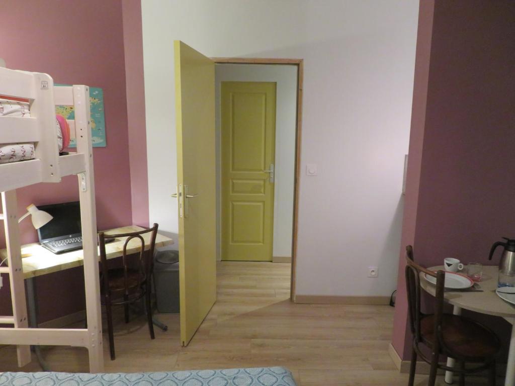 Postel nebo postele na pokoji v ubytování Les Chambres Studios de Pleslin-Foucher