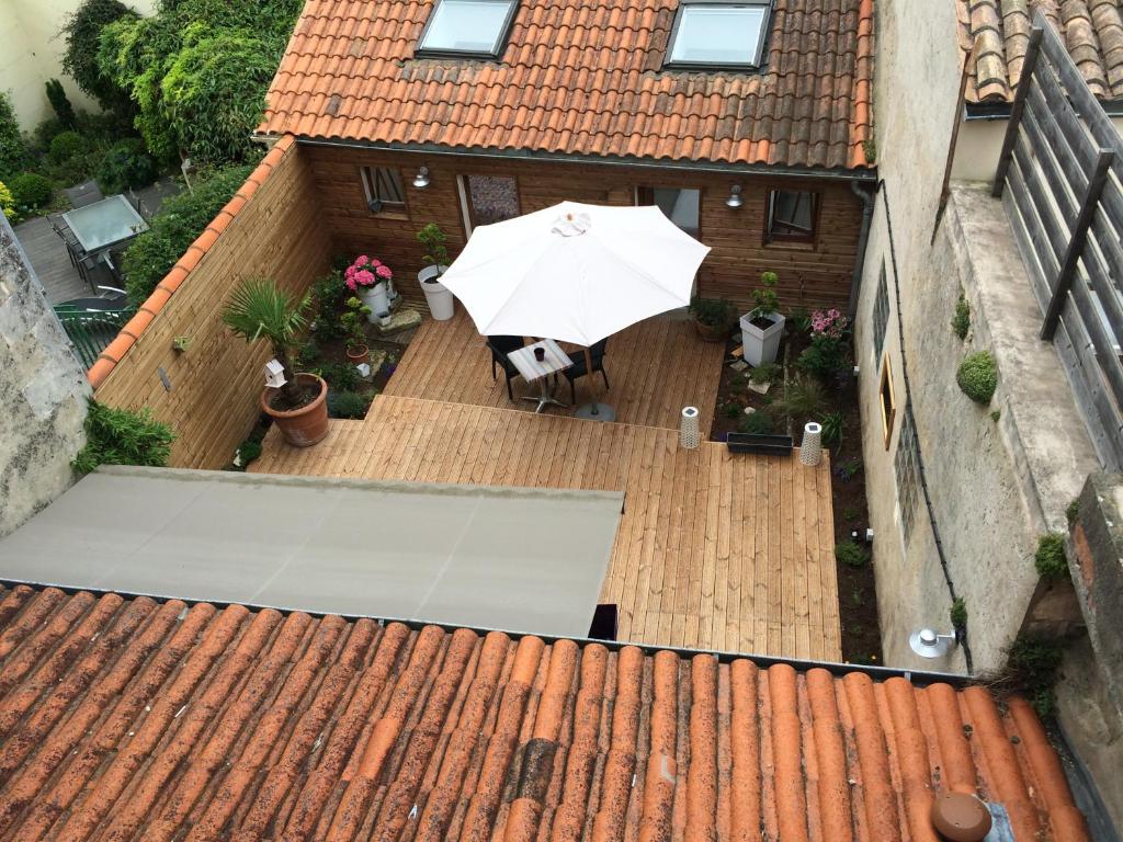 Elle offre une vue sur la terrasse dotée d'un parasol. dans l'établissement Superbe appartement avec terrasse en centre ville, à La Rochelle