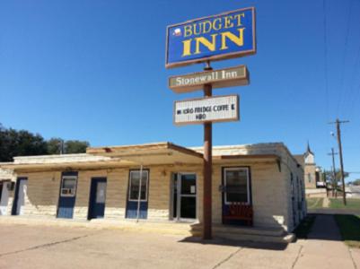 a street sign in front of a building at Budget Inn Ballinger in Ballinger