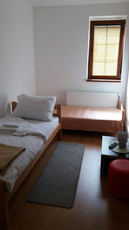 Rúm í herbergi á Apartmani Gmitrovic