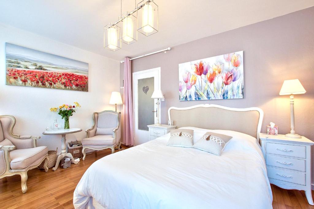 ! A découvrir ! NATURALBNB - Chambres d'hôtes zen au calme - Top confort et reposant - PARKING GRATUIT SECURISE - Garage vélos et motos - OFFERT COPIEUX PETIT DEJEUNER fait maison sucré-salé, local et bio - Accueil et convivialité garantis ! - ダブルルーム バルコニー付