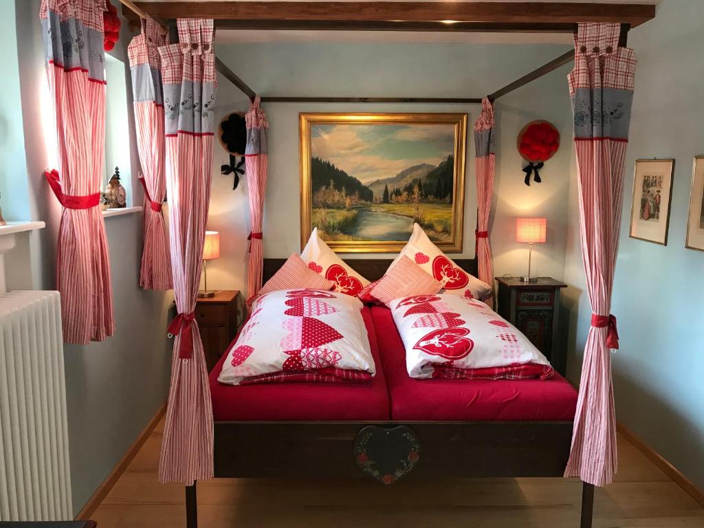 Postel nebo postele na pokoji v ubytování Waldhotel Auerhahn "Hochkopfhaus"
