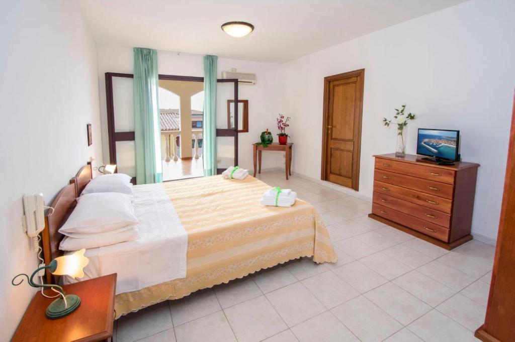 イーゾラ・ロッサにあるHotel Smeraldoのベッドルーム(ベッド1台、ドレッサー、テレビ付)