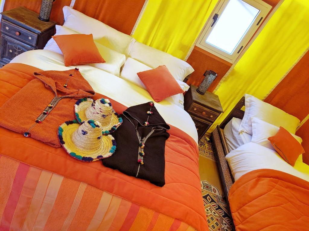 Postel nebo postele na pokoji v ubytování Sahara Majestic Luxury Camp