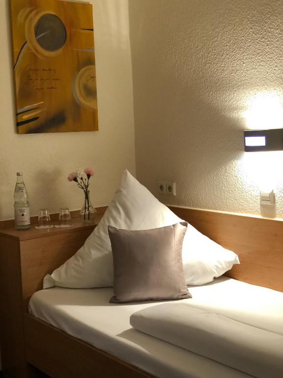 Postel nebo postele na pokoji v ubytování Hotel Austria Stuttgart-City