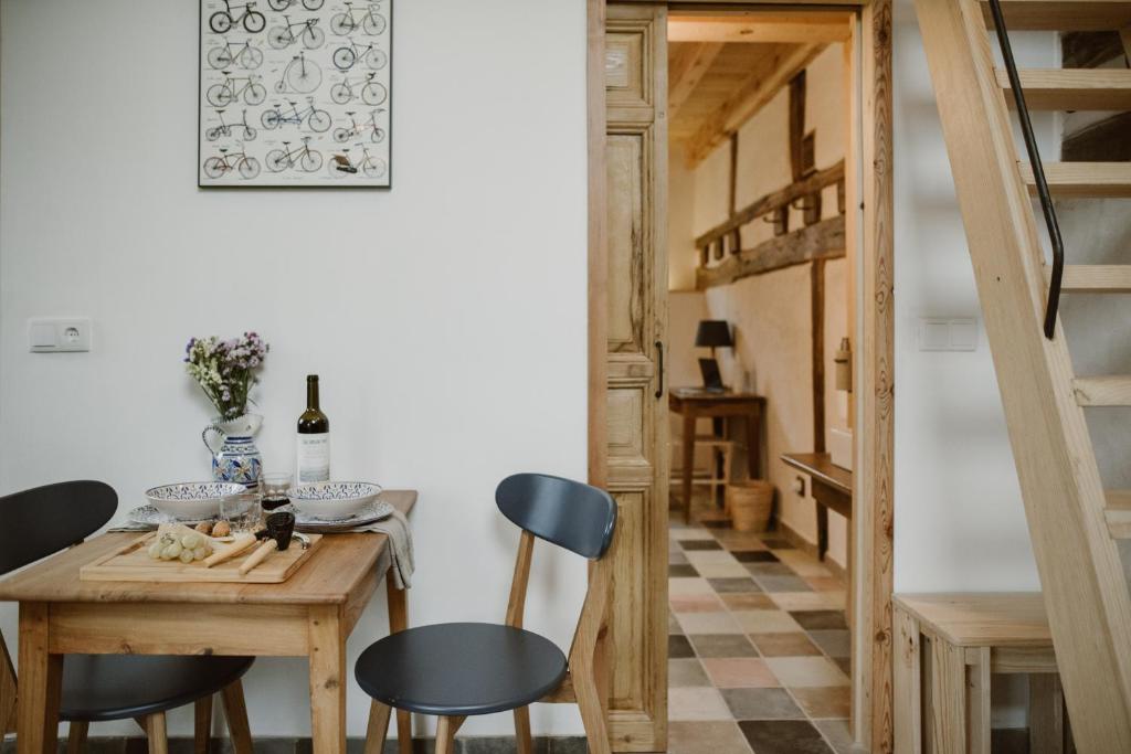 a dining room with a table and chairs at Casa Rural el Cocodrilo in Agés