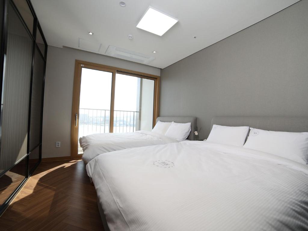 Postel nebo postele na pokoji v ubytování 쏘타스위트 속초 월드스테이트