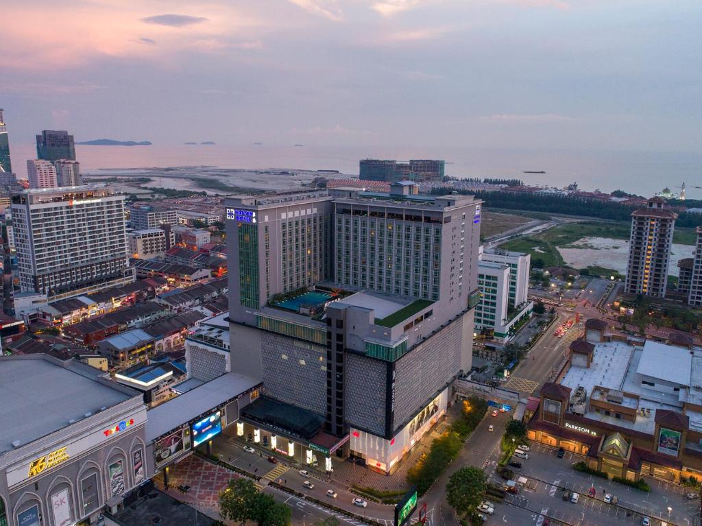 eine Luftansicht eines großen Gebäudes in einer Stadt in der Unterkunft Hatten Hotel Melaka in Malakka