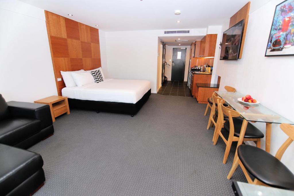 Habitación de hotel con cama, mesa y sillas en Best Western Plus Goulburn, en Goulburn