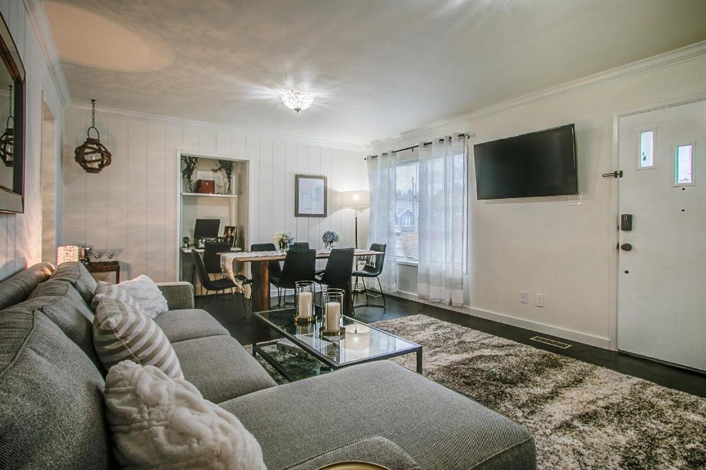 Televisyen dan/atau pusat hiburan di North Bend Downtown Cottage