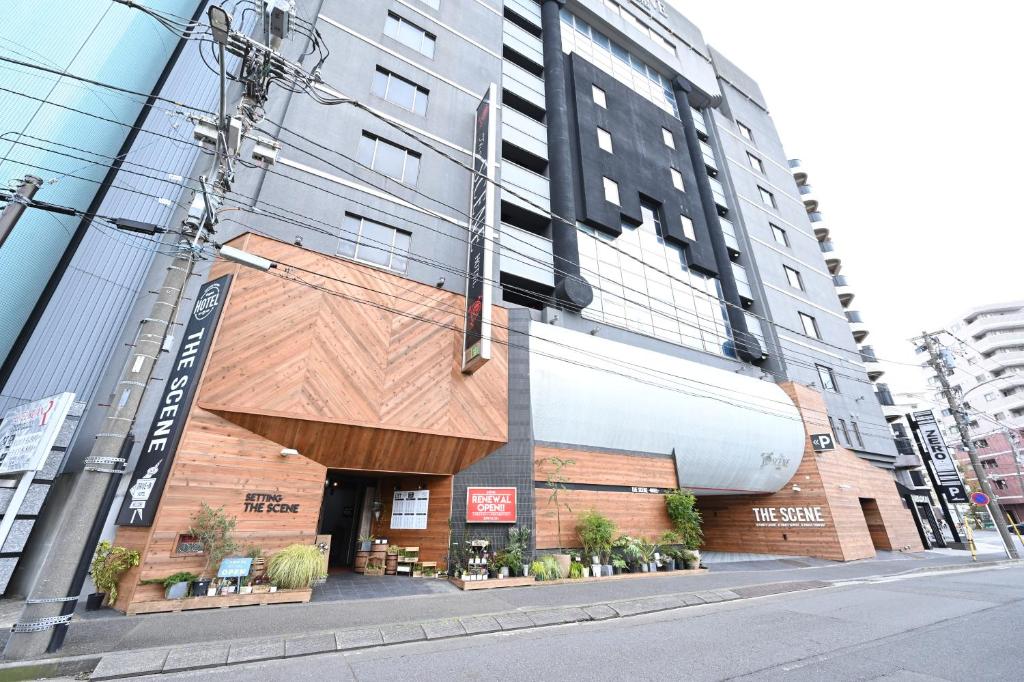 um edifício com uma fachada de madeira numa rua da cidade em HOTEL The Scene em Yokohama