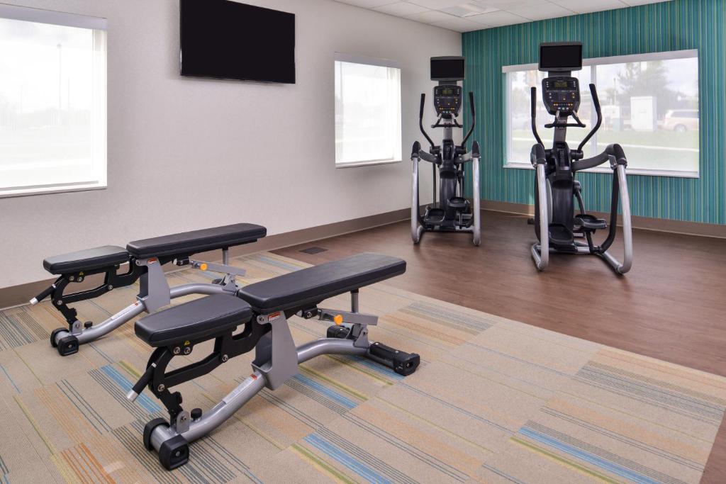 una palestra con tre cyclette e una televisione di Holiday Inn Express & Suites - Mall of America - MSP Airport by IHG a Bloomington