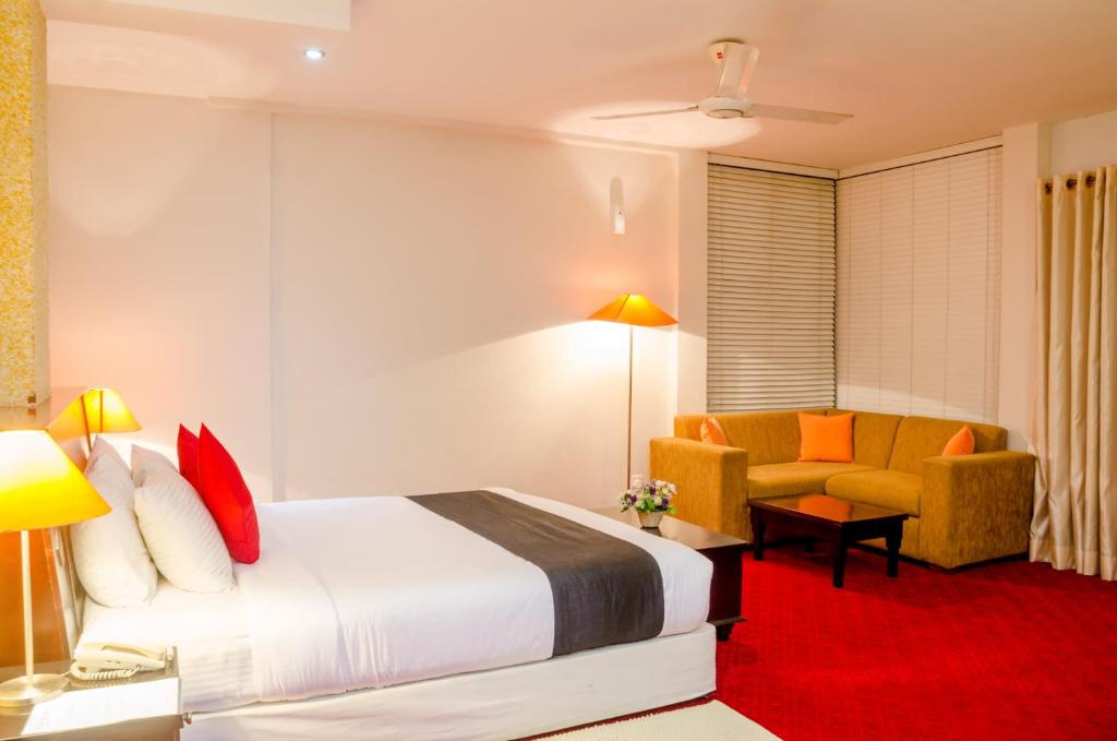 Postel nebo postele na pokoji v ubytování Opulent River Face Hotel