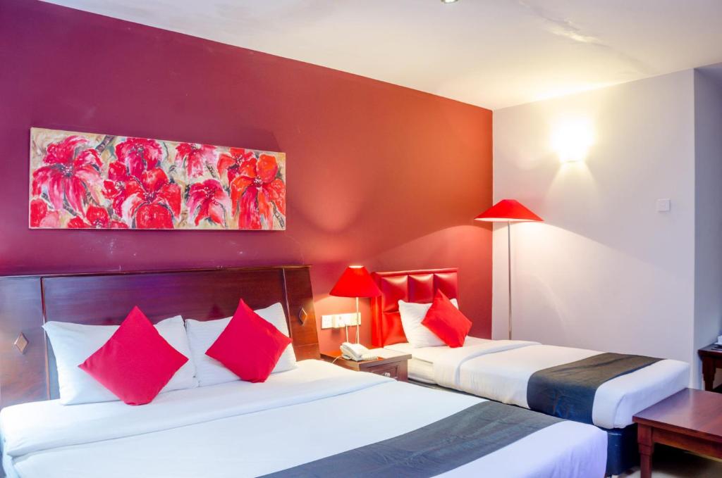Postel nebo postele na pokoji v ubytování Opulent River Face Hotel