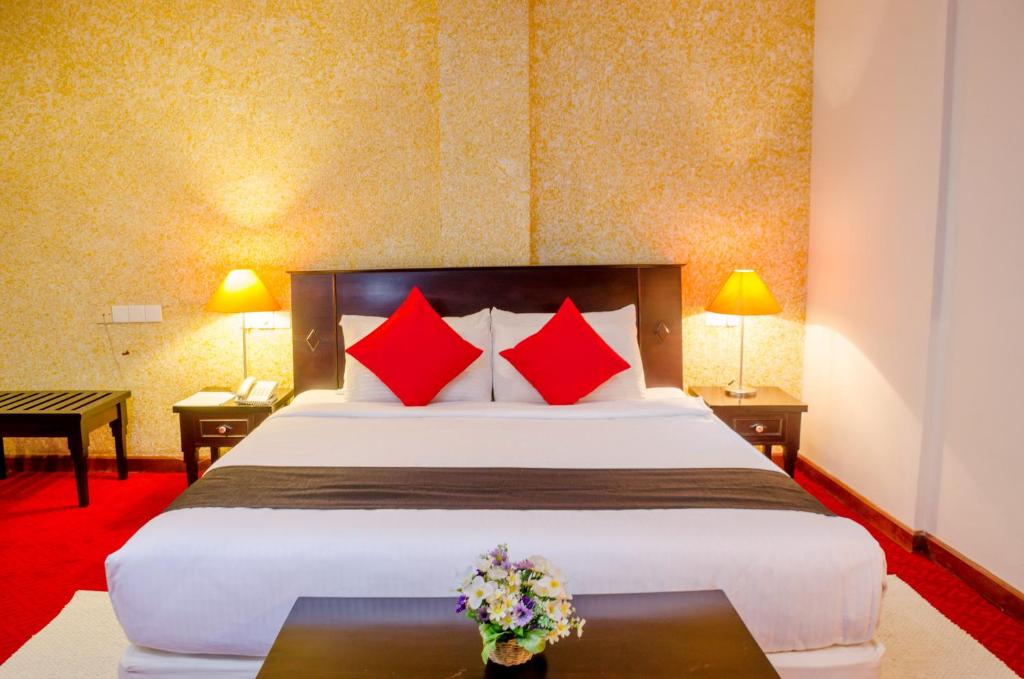 Postel nebo postele na pokoji v ubytování Opulent River Face Hotel