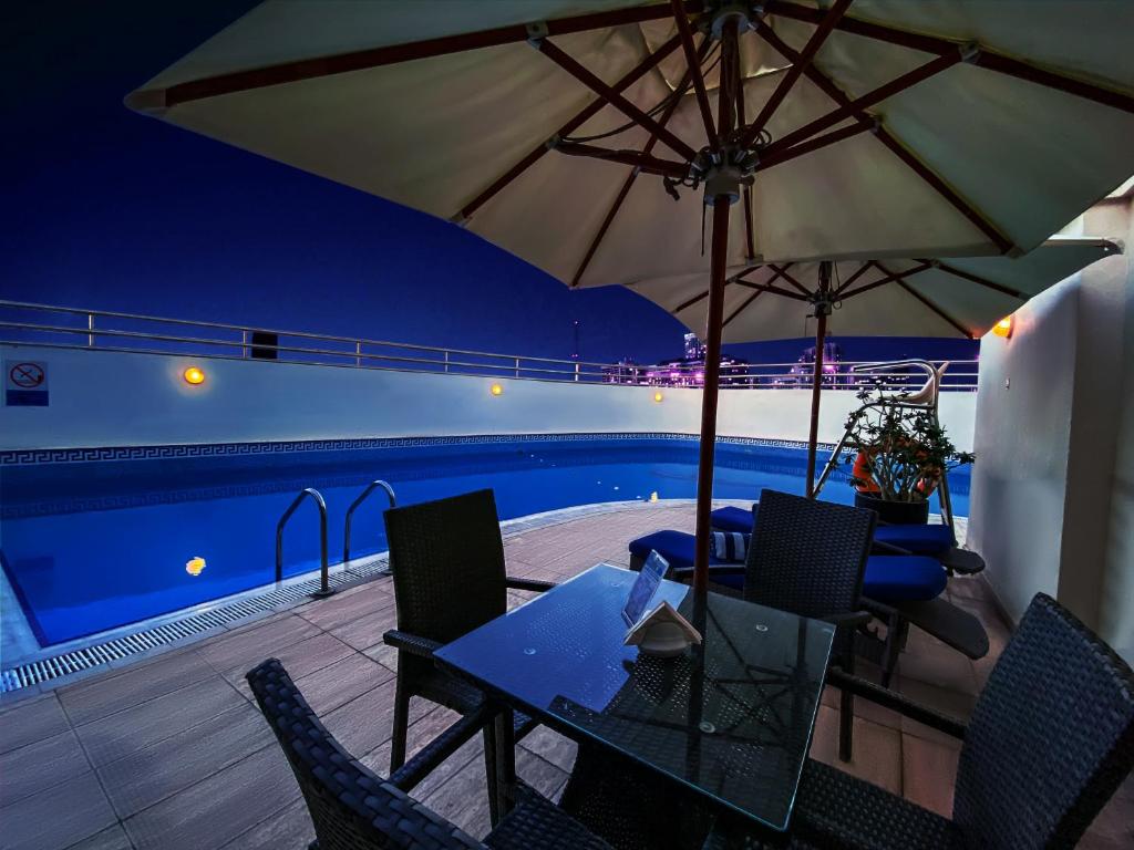 Bazén v ubytování Grand Excelsior Hotel Al Barsha nebo v jeho okolí