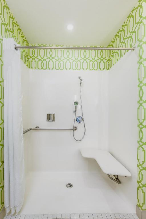 Hotel Indigo Anaheim, an IHG Hotel - King Room With Roll-In Shower - Disability Access