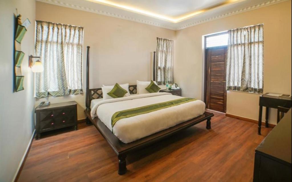 um quarto com uma cama grande num quarto em R41-A Boutique Hotel em Jaipur