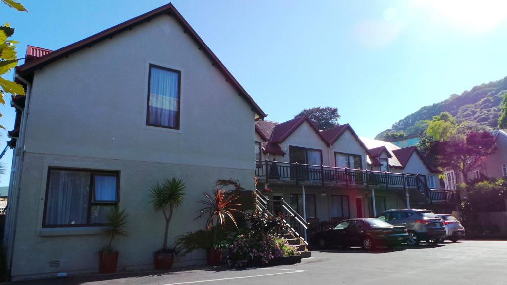 Nespecifikovaný výhled na hory nebo výhled na hory při pohledu z motelu