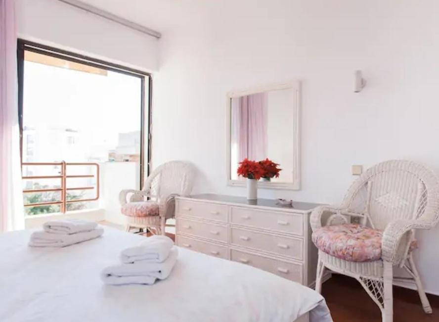 Posteľ alebo postele v izbe v ubytovaní Luxury Athenian Riviera Apartment 135 sqm at Voula