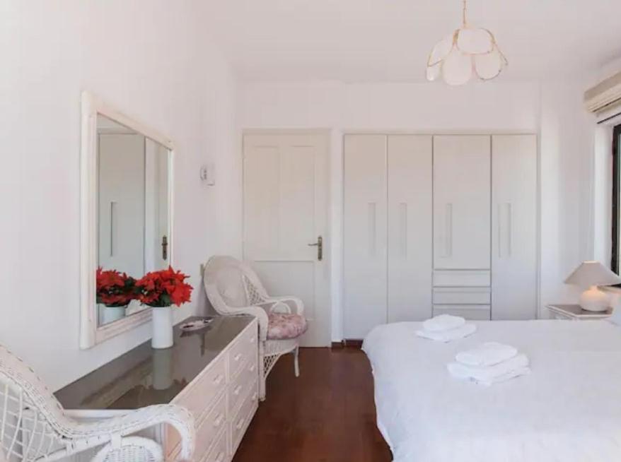 Posteľ alebo postele v izbe v ubytovaní Luxury Athenian Riviera Apartment 135 sqm at Voula