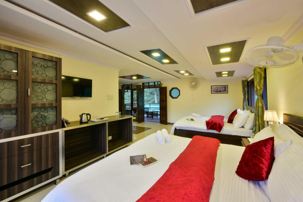 Zostel Homes Mashobra (Shimla) - Family Room With Balcony