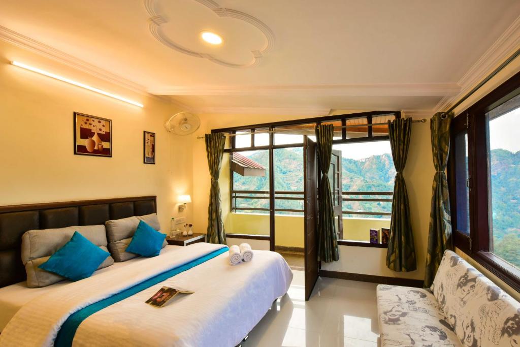 馬西歐博拉的住宿－Zostel Homes Mashobra (Shimla)，一间卧室设有两张床和窗户。