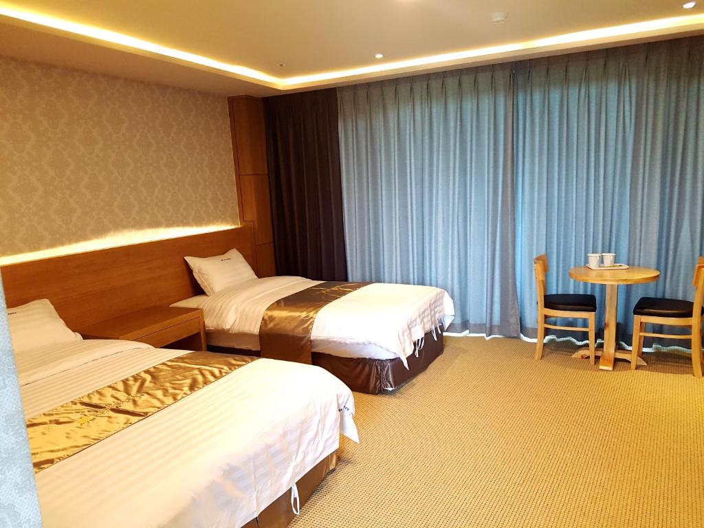 Postel nebo postele na pokoji v ubytování YangYang International Airport Hotel