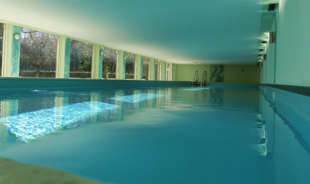 Bazén v ubytování RUTH Haus KMB Seeblickappartement am Ossiacher See mit direktem Seezugang, Hallenbad nebo v jeho okolí