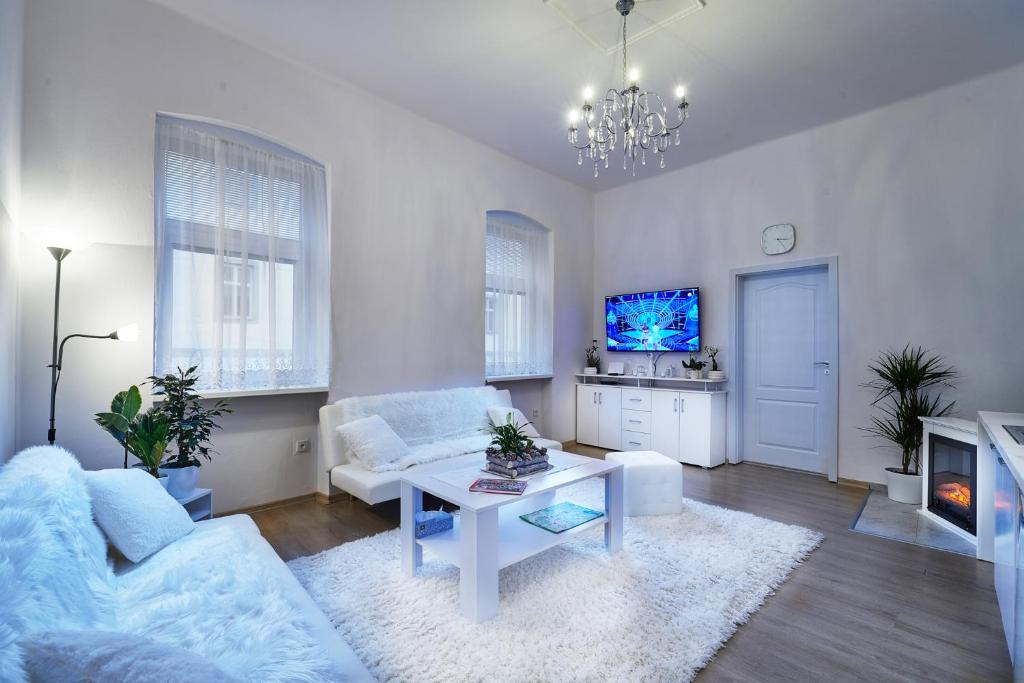 Televízia a/alebo spoločenská miestnosť v ubytovaní Apartmán BB centrum