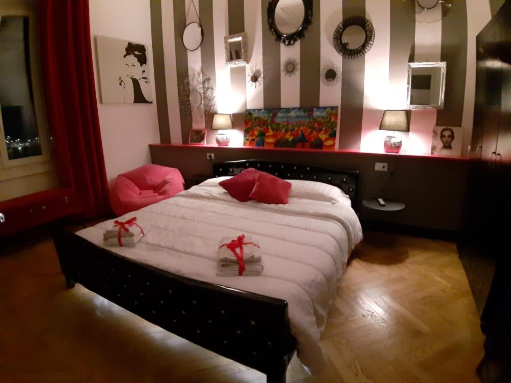 Un dormitorio con una cama con arcos rojos. en Doria House 23 en Génova