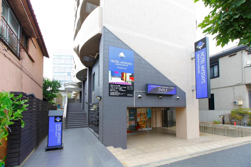 budynek z znakiem na boku w obiekcie HOTEL MYSTAYS Asakusa w Tokio