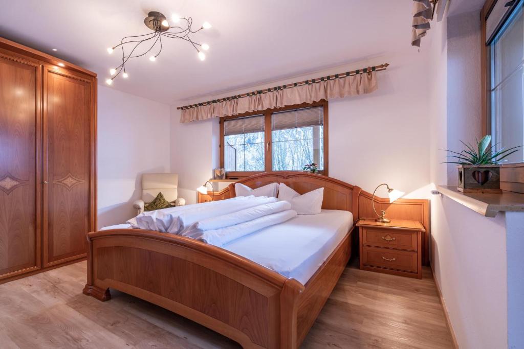 Postel nebo postele na pokoji v ubytování Landhaus Seiringer Apartments