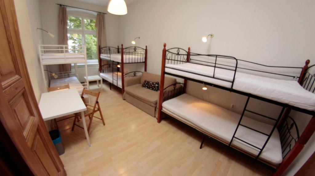 Poschodová posteľ alebo postele v izbe v ubytovaní Pit Stop Hostel