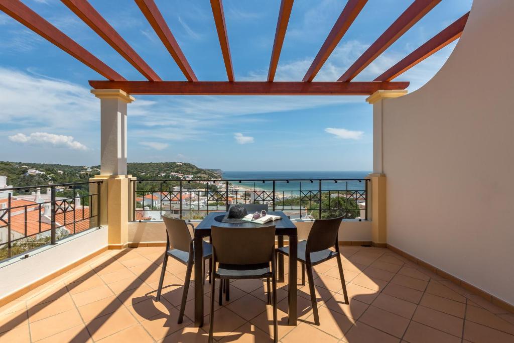 Uma varanda ou terraço em NAU Salema Beach Village