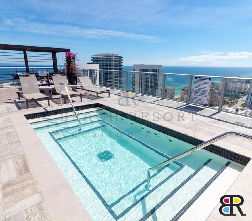 Bazén v ubytování HYDE Beach House Apartments nebo v jeho okolí