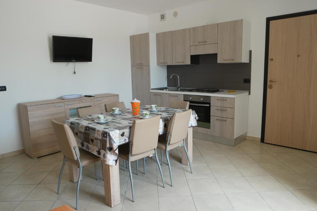 - une cuisine avec une table et des chaises dans la chambre dans l'établissement Appartamento Tresor 1, à Gallipoli