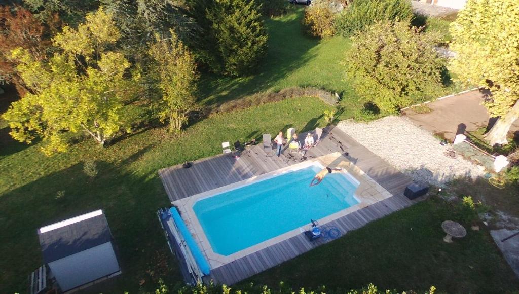 an overhead view of a swimming pool in a yard at Chambres d´Hôtes Le Cèdre Bleu in Saint-Lattier